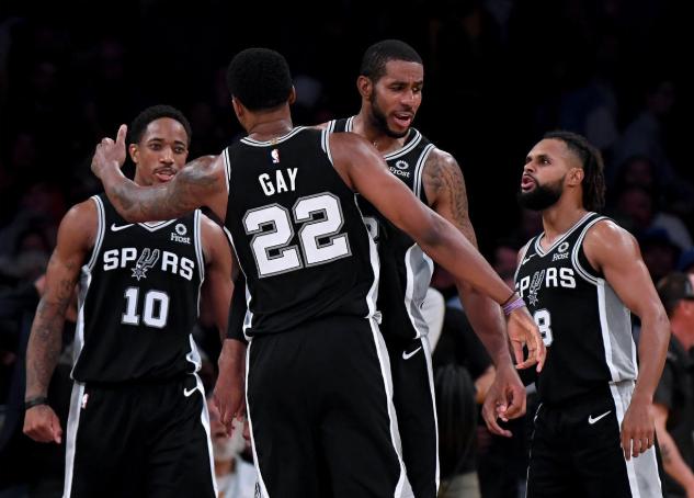 NBA：詹姆斯30+10+8 湖人险胜灰熊（NBA-詹姆斯砍30+10+8，湖人惊险击退灰熊）