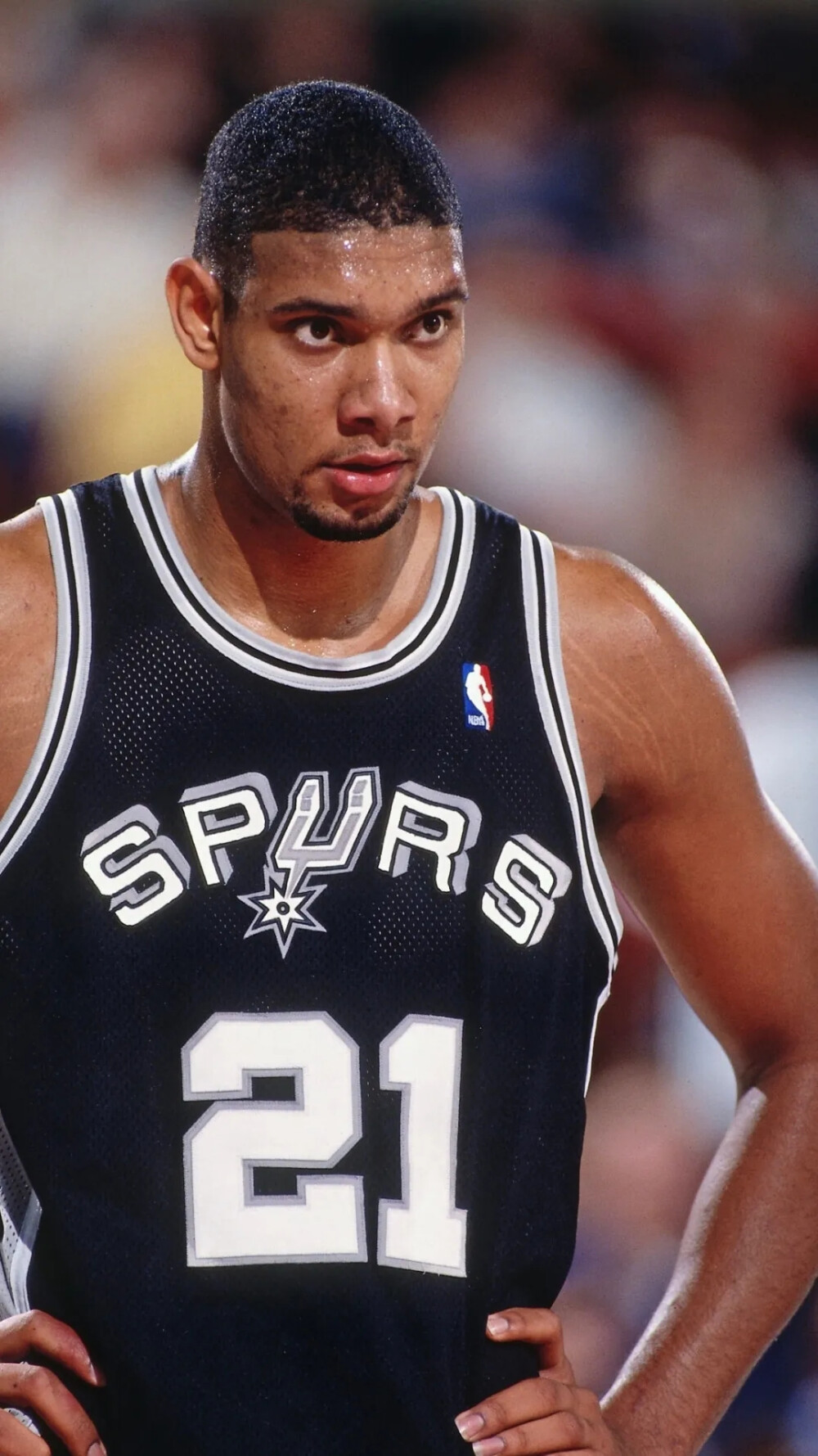 西媒：阿联酋企业慷慨赠送，巴萨球员喜获黄金iPhone（西媒：阿联酋企业豪赠金版iPhone，巴萨球员集体获礼）