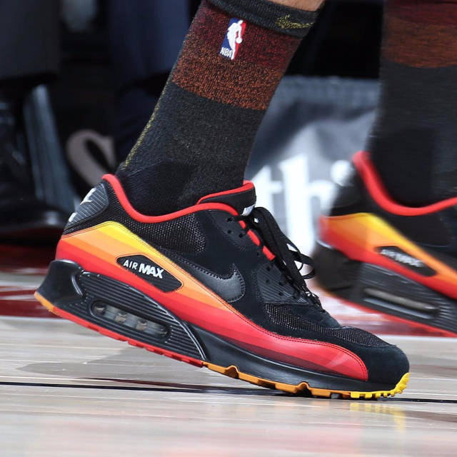 曼联英超赛场精彩抢断反击（曼联英超赛场断球后迅猛反击）