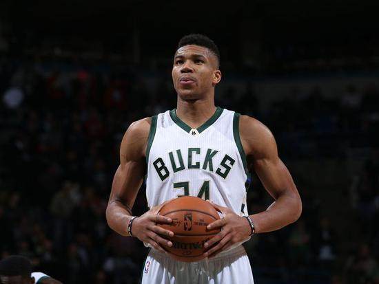 前锋冷静破门，展现成熟心态（前锋沉着建功，尽显成熟心态）